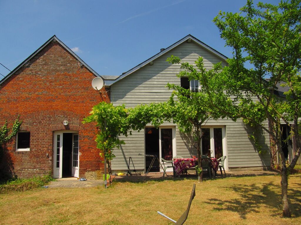 Bus, école et petits commerces