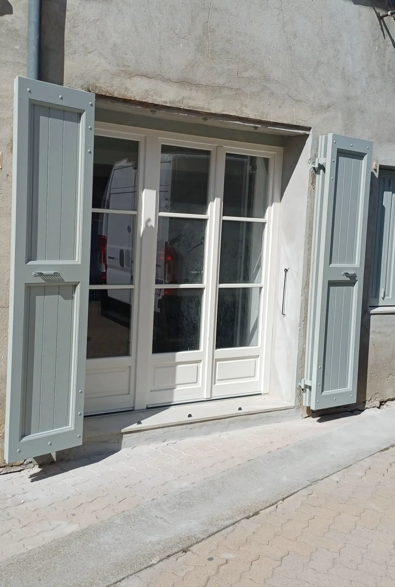 Fabrication de volets bois cadre dauphinois pour une maison de ville à St André Les Alpes