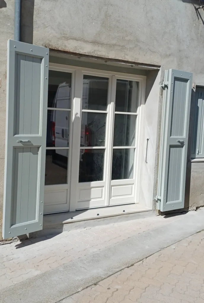 Fabrication de volets bois cadre dauphinois pour une maison de ville à St André Les Alpes