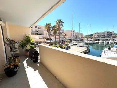 Panorama d'Exception à Bormes-les-Mimosas   T3 de Standing – 75 m² – Vue Port & Aperçu Mer Laissez-vous séduire par cet appartement