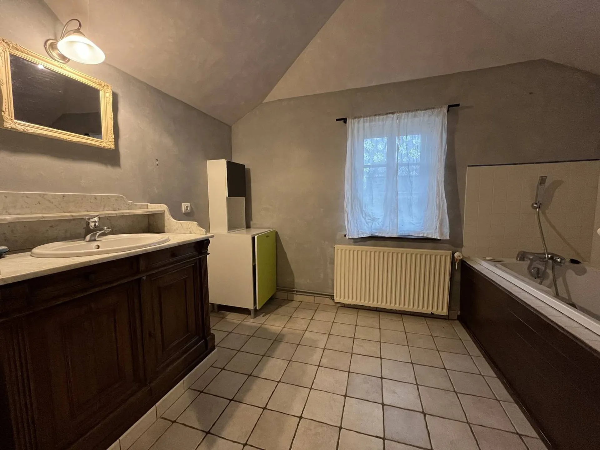 Maison de caractère, à vendre, offrant de beaux volumes, située à Betteville