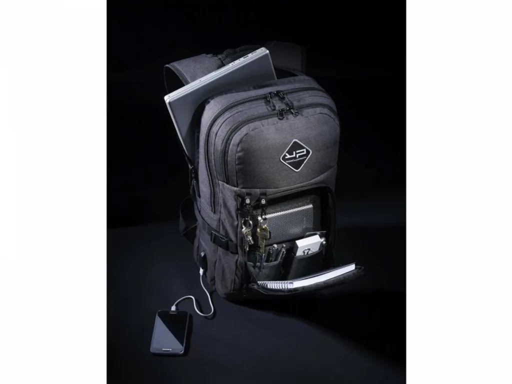 photographe packshot produit à Lyon maroquinerie bodypack sac à dos USB