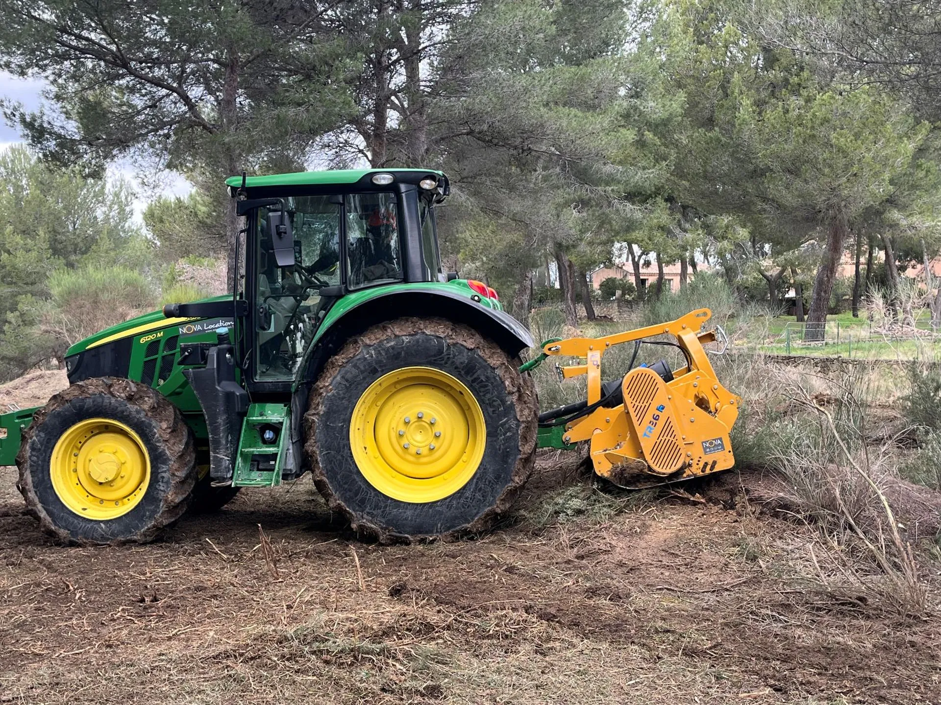 Travaux de débroussaillage réglementaire mécanisé et manuel dans le cadre OLD à Velaux par AEP professionnelle certifiée