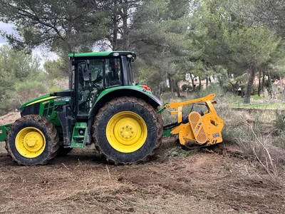 Travaux de débroussaillage réglementaire mécanisé et manuel dans le cadre OLD à Velaux par AEP professionnelle certifiée