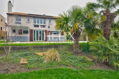 Maison 7 pièces 180 M² avec 4 chambres sur l'île de Migneaux avec une piscine proche de Poissy et de Villennes sur Seine dans un cadre de vie idyllique