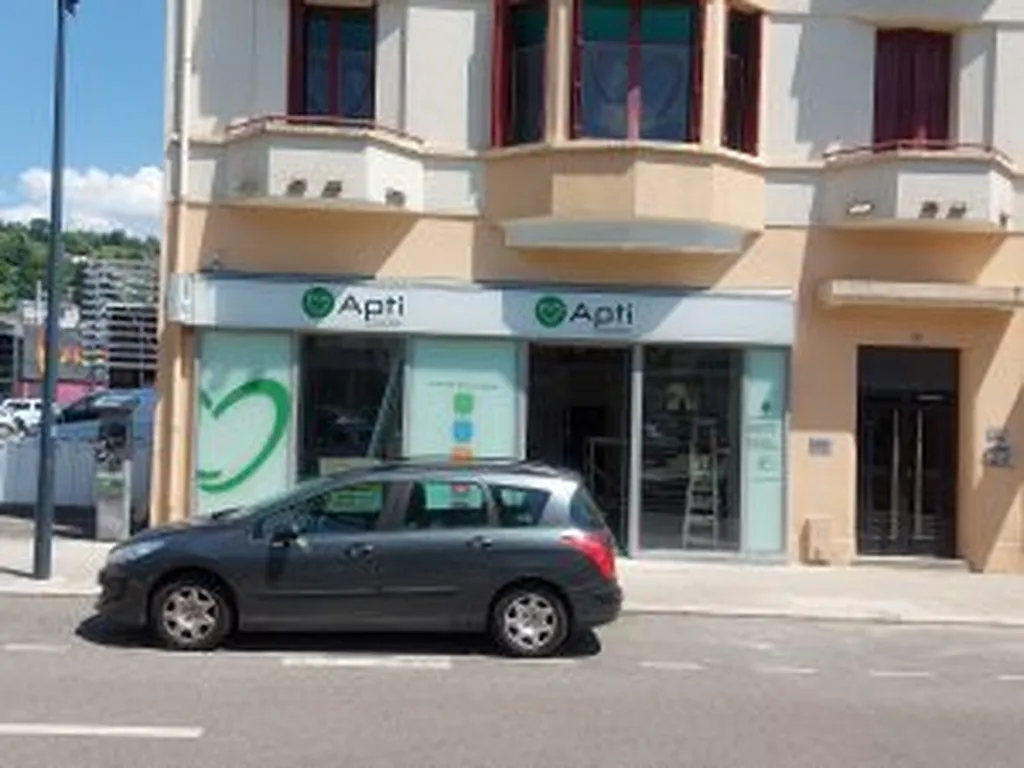Réalisation complète de façade commerciale et enseigne extérieure sur mesure pour le cabinet d’assurance Apti à Voiron en Isère