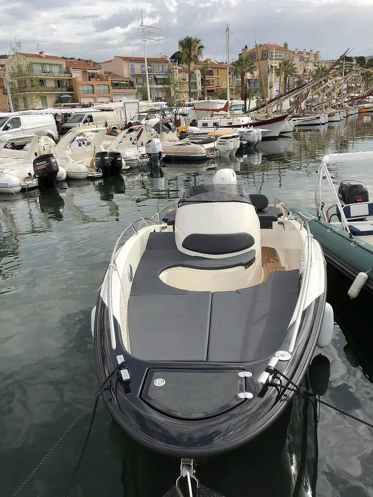  Louer un bateau rigide à Bandol dans le Var