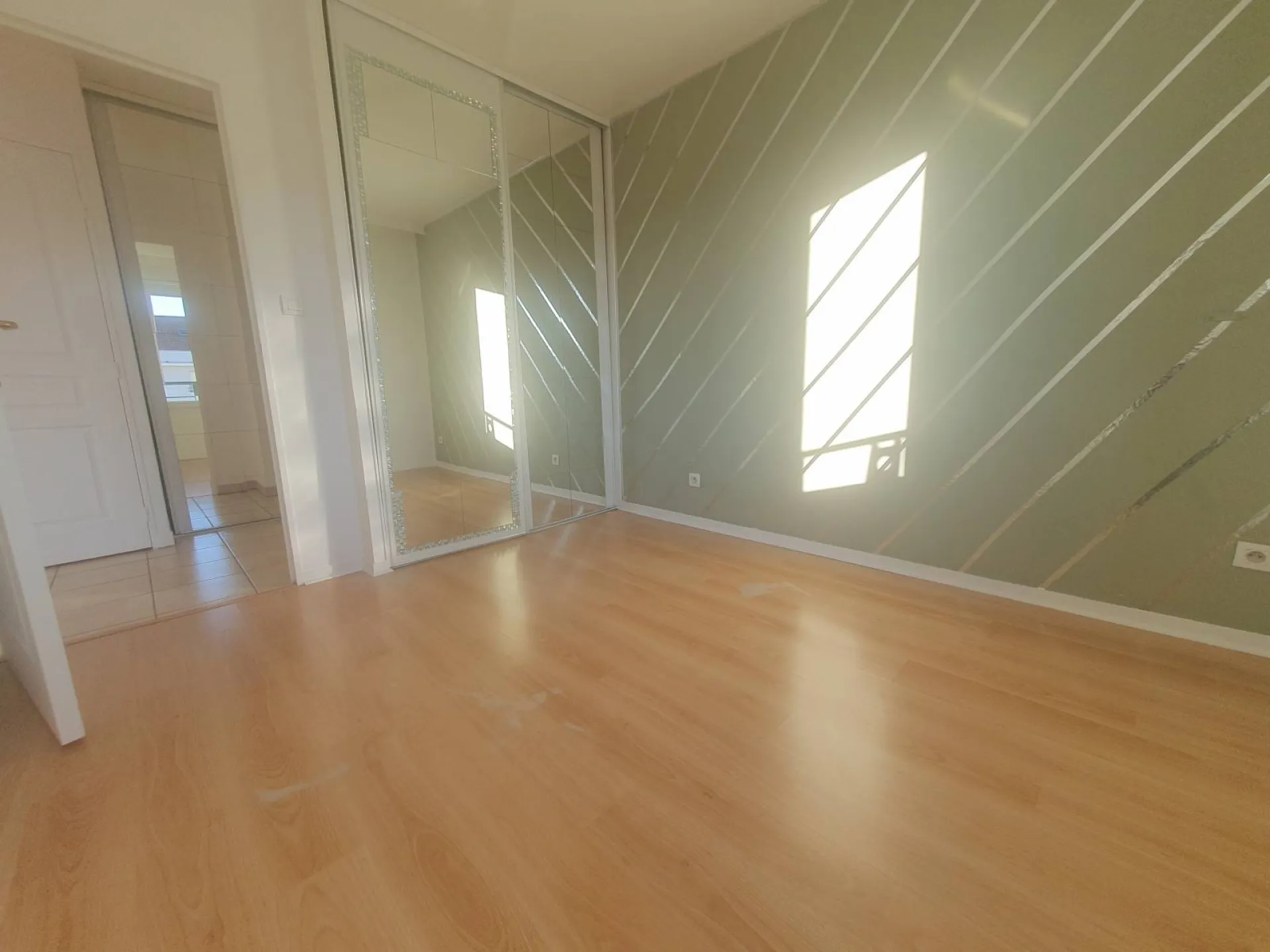 Location duplex 3 chambres dernier étage avec ascenseur, balcon et garage à Bron