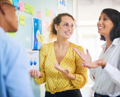 Coaching d’équipe autour de la cohérence entre valeurs et comportements – dirigeants échangeant avec authenticité – Pronexxus Paris La Défense