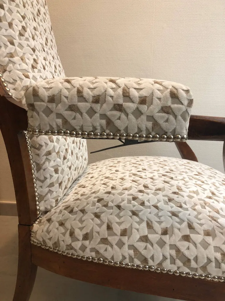 Fauteuil voltaire recouvert d'un tissu en velours 