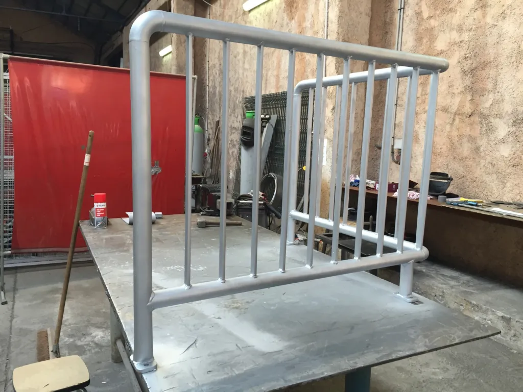 FABRICATION GARDE CORPS EN FER FORGE POUR ANGLE CHATEAUNEUF LES MARTIGUES