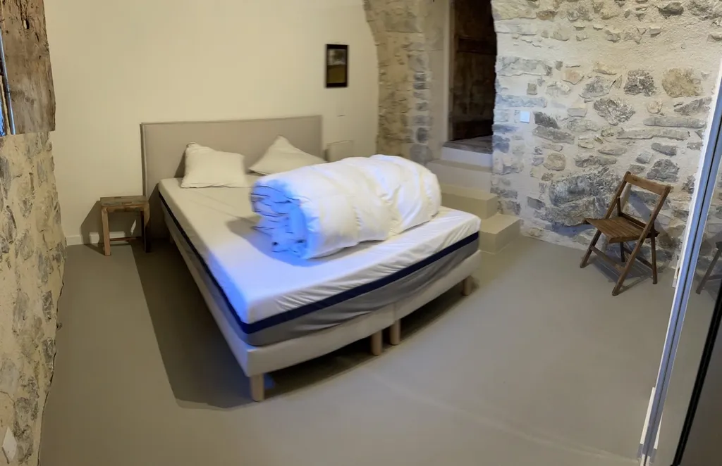 Pose d’une couche industriel effet béton ciré coulé à Arles 