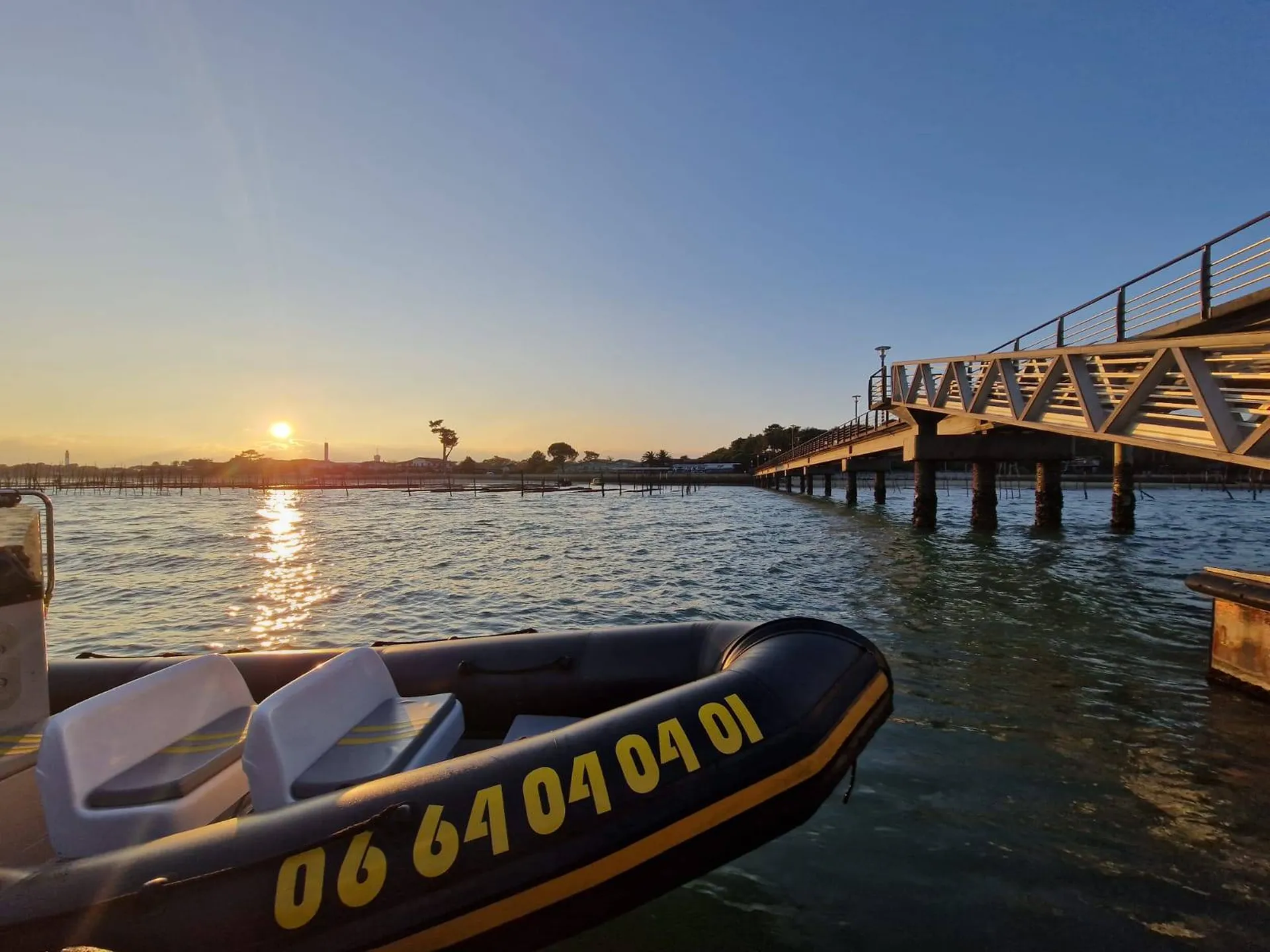 Besoin d'une traversée rapide entre Arcachon et le Cap Ferret ? En 15 minutes, Bat'express vous transporte d'un côté à l'autre !