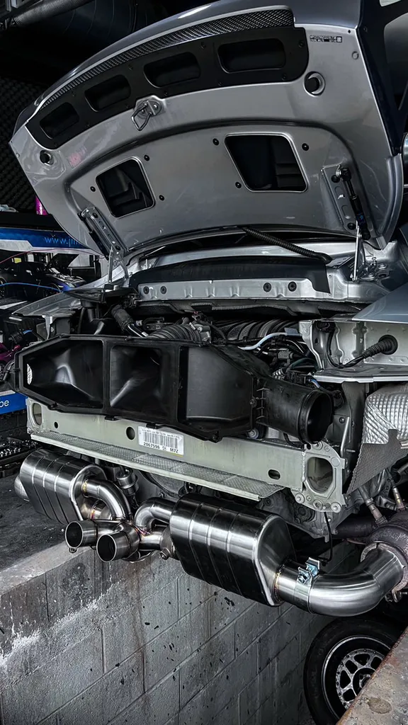 Échappement Porsche 911 GT3 RS 991.1 en inox haute qualité. Solution performance destinée aux passionnés recherchant une sonorité racing, une réduction des contre-pressions et une optimisation du système d'échappement pour un usage routier ou circuit.