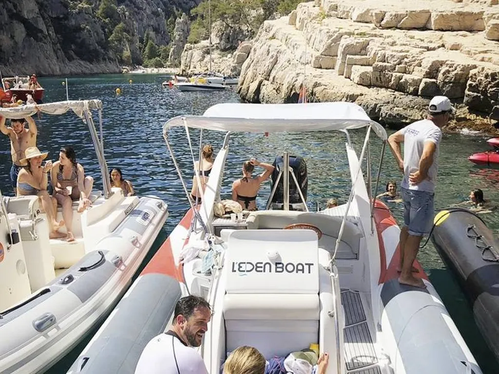 L'Eden Boat propose des visites en bateau avec escales baignades dans les Calanques de Marseille