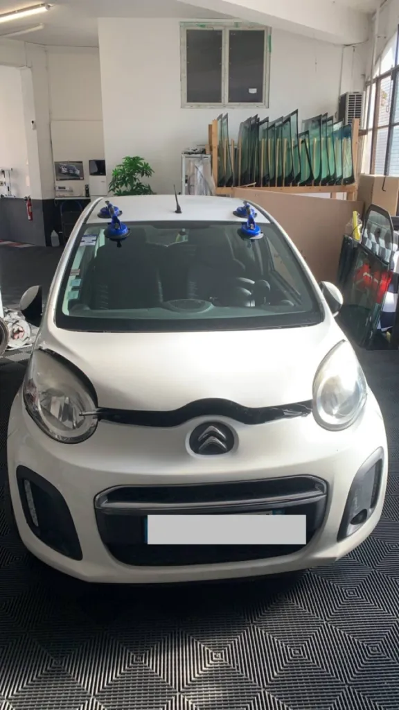 Remplacement de pare-brise Citroën C1 à Marseille avec franchise offerte et intervention rapide à domicile ou en atelier