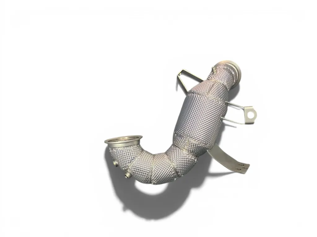 Downpipe catalyseur sport JU Exhaust pour Mercedes-AMG A45 S, CLA45 S et GLA45 S 2.0 turbo. Pièce performance en inox optimisant le flux des gaz d’échappement, réduisant les contre-pressions et améliorant la réactivité du moteur pour un gain de performanc