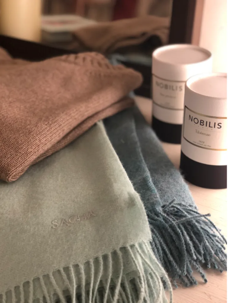 Bougies Nobilis, pull MaxMara, plaids Sacha 