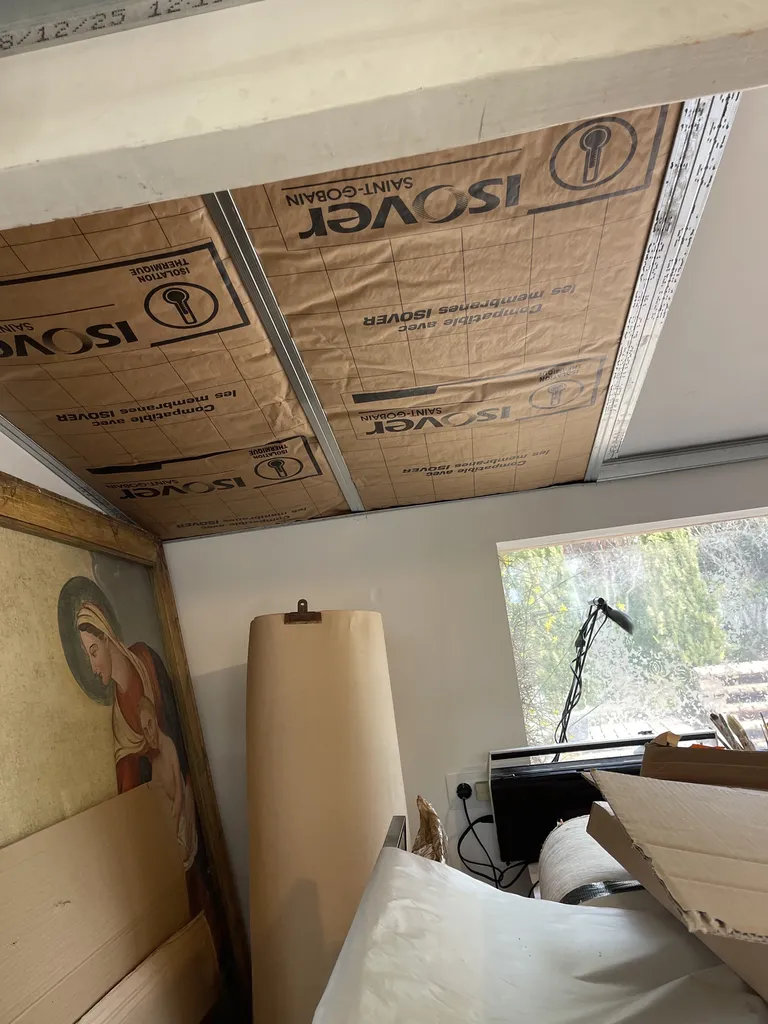 Isolation d’un plafond en sous rampant par laine de verre et habillage placo