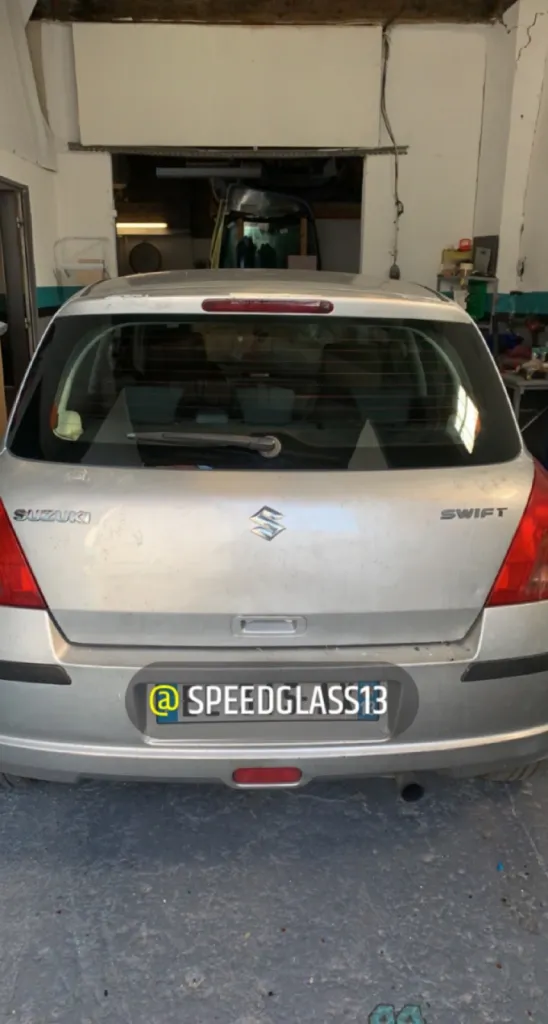 Réparation lunette arrière Suzuki Swift à Marseille 13016 avec franchise offerte jusqu'à hauteur de 100€ et 50 € cadeau, nettoyage complet et zéro avance de frais