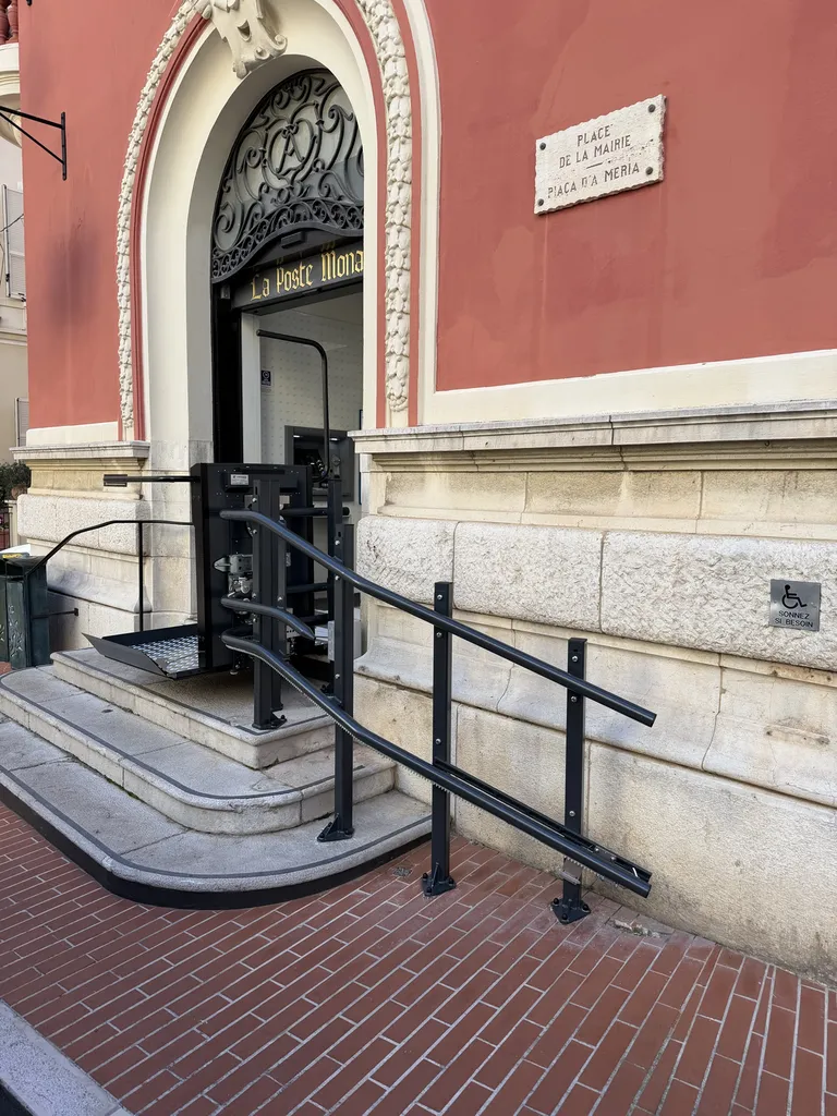 Encombrement minimum pour cette plateforme oblique Lehner Stratos dans cet ERP près de Nice