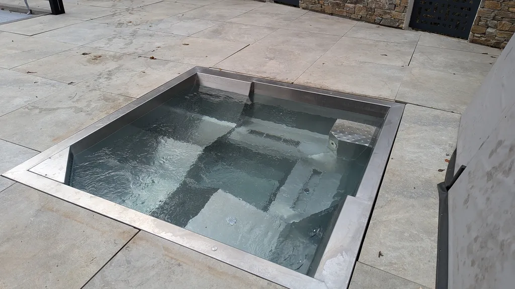 Conception, fabrication et installation d'un spa inox 4/5 places à Francheville à quelques pas de Lyon dans le Rhône