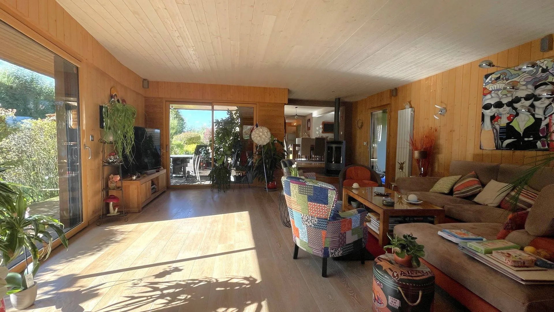 Maison avec pompe à chaleur et aspiration centralisée en Normandie : Située à Bosc-le-Hard, cette propriété combine modernité et authenticité avec son sous-sol comprenant une buanderie, une cabine de douche, et des installations techniques.