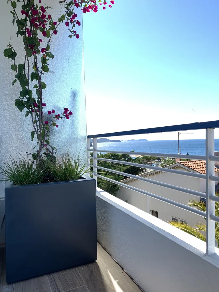 Installation de jardinières design et plantation de bougainvilliers grimpants pour terrasse avec vue mer à Toulon