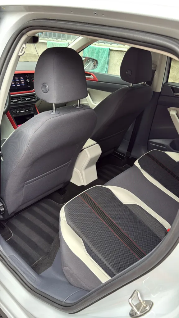 Préparation intérieure minutieuse d’une Polo 6 avant la vente, incluant nettoyage approfondi et soin des matériaux pour valorisation à veauche