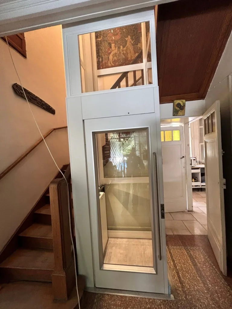 le RDC avec les parois vitrées pour intégrer au mieux cet ascenseur de maison NAMILIFT PL 501 dans le jour de l'escalier dans cette maison d'octogénaires à Marseille