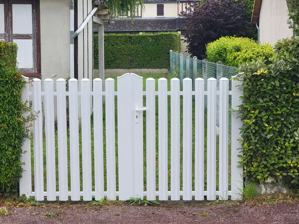 Installation de Portail PVC Battant Classique, Modèle Personnalisable Sans Entretien à Pont-l’Évêque dans le Calvados 14 et Saint-André-d'Hébertot
