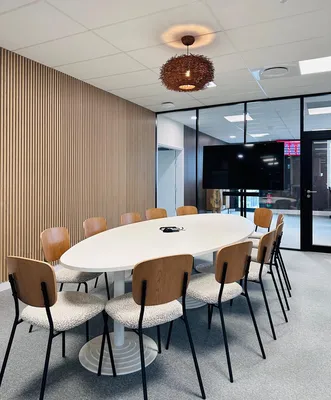 Agencement d’un espace de travail collaboratif dans un immeuble d’entreprise à Bordeaux Euratlantique