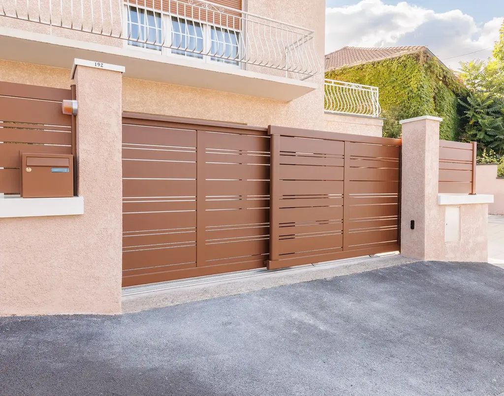 Portail coulissant télescopique en Corse-du-Sud : la solution haut de gamme pour les entrées avec peu de recul, en aluminium soudé Tschoeppe