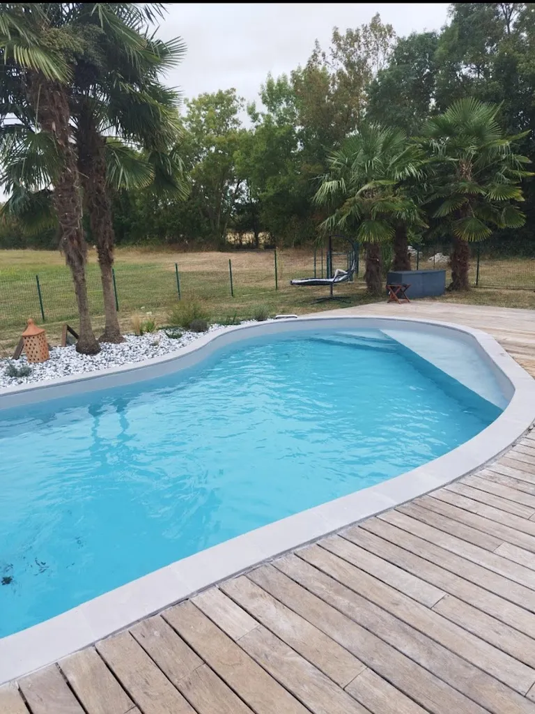 Présentation de l’entreprise LES PISCINES DE CHARENTE: piscinier pour la construction, rénovation ou l'entretien de votre piscine en Charente