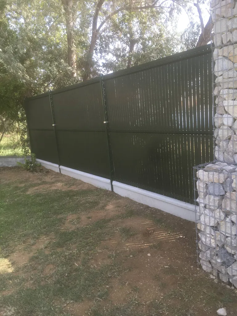 Exemple d'installation d'un brise vue en kit avec lames en bois dans la région de Sainte Maxime