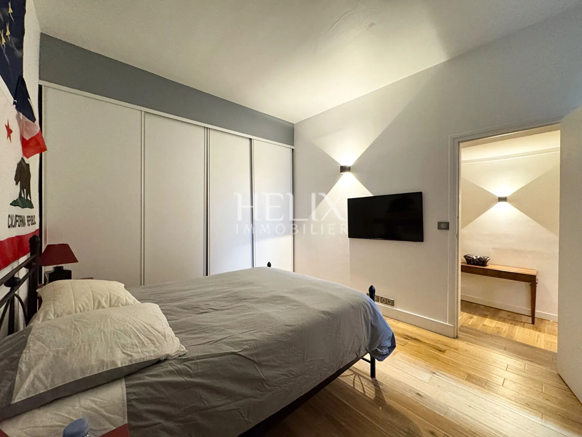 Très bel appartement de 98,14 M2 avec beaucoup de charme situé au coeur du centre ville de Saint-Germain-en-Laye au 2ème étage d'un immeuble ancien extrêmement bien entretenu.