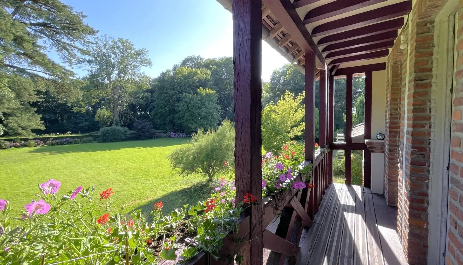 Maison à vendre avec suite parentale et balcon** : Très belle suite parentale avec salle de bains, WC et balcon offrant une vue sur le parc.