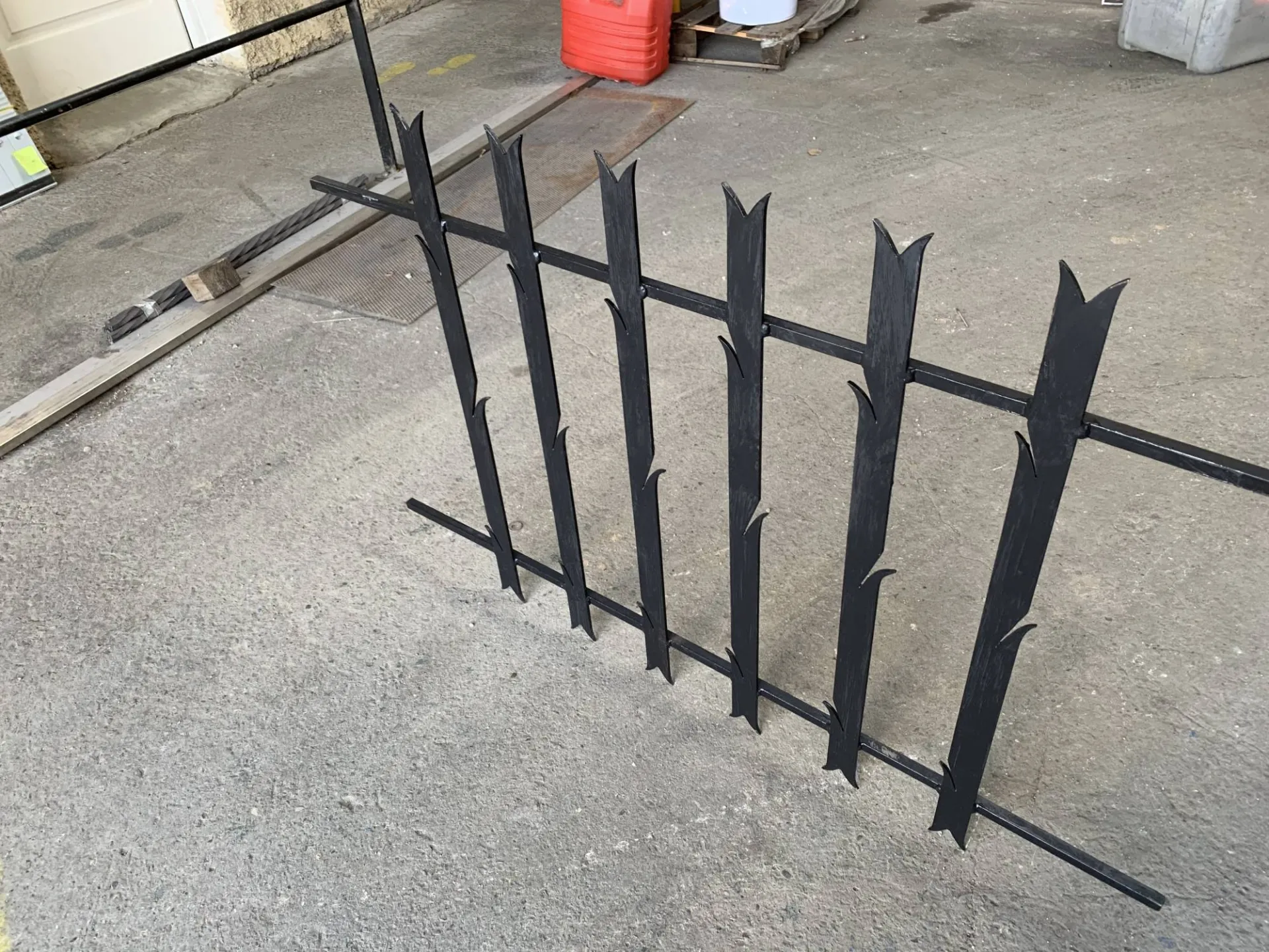 FABRICATION SUR MESURE GRILLE DE SECURITE POUR FENETRE EN FER FORGE AVEC BARREAUDAGE EPIS DANS NOS ATELIERS DE FERRONNERIE A MARTIGUES