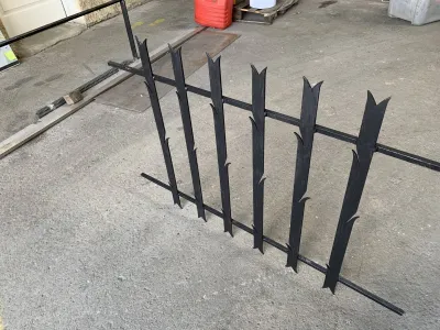 FABRICATION SUR MESURE GRILLE DE SECURITE POUR FENETRE EN FER FORGE AVEC BARREAUDAGE EPIS DANS NOS ATELIERS DE FERRONNERIE A MARTIGUES