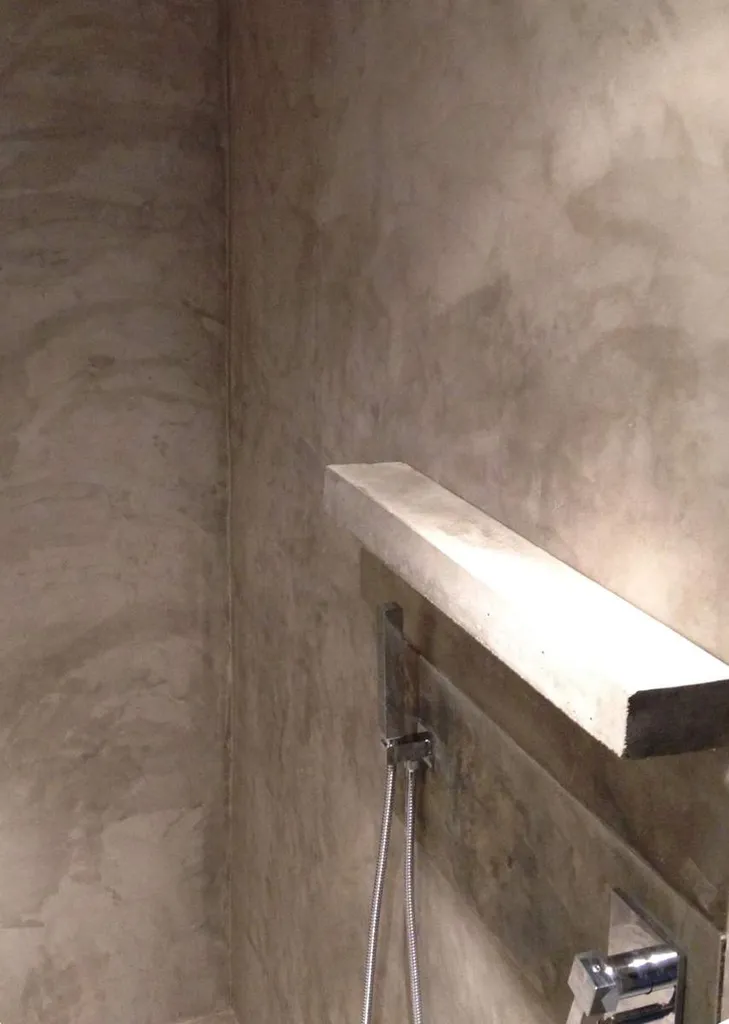 Parois de douche et tablette en béton lissé