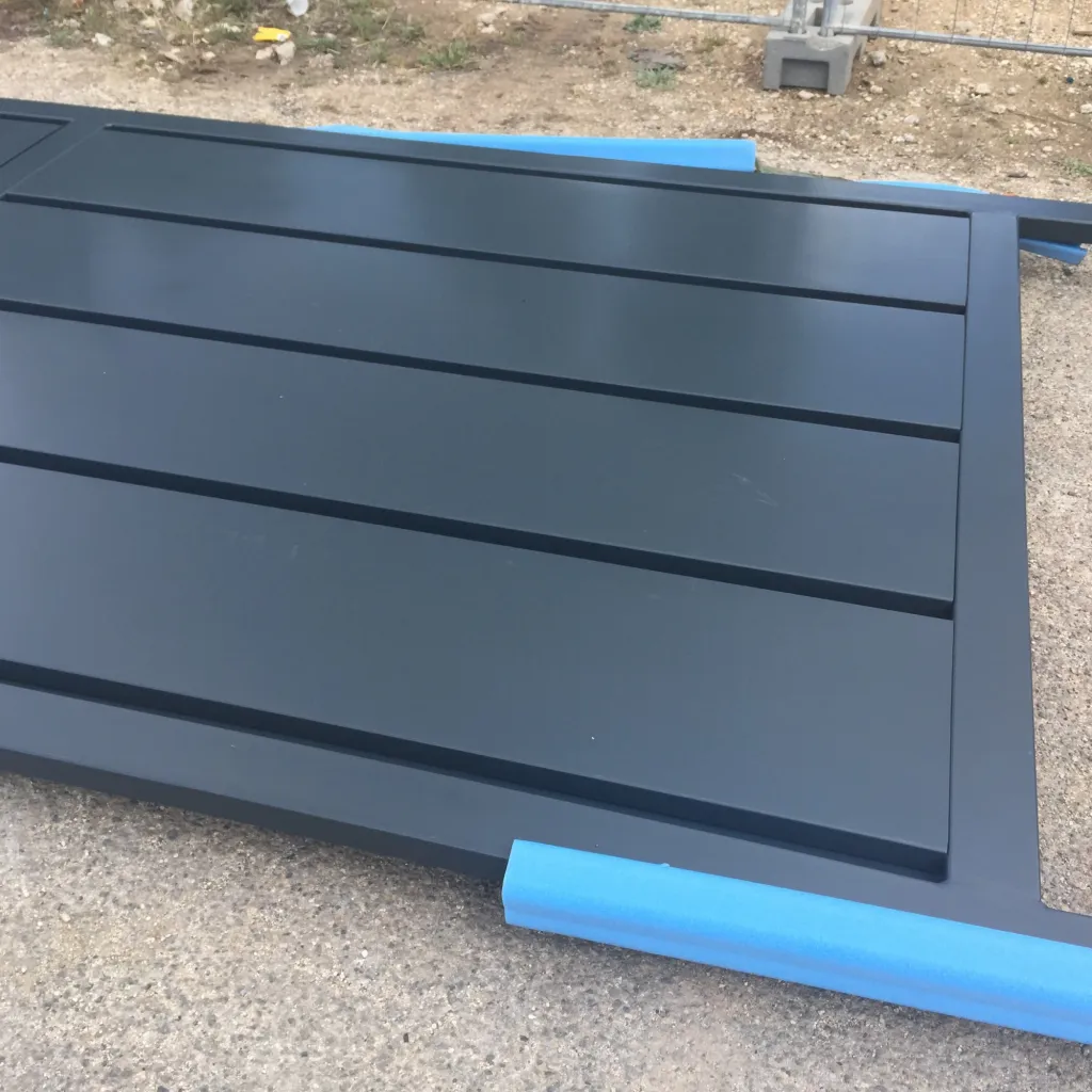 REALISATION SUR MESURE PORTAIL ACIER MODERNE ORIGINAL COULISSANT POUR UN CLIENT A AIX EN PROVENCE
