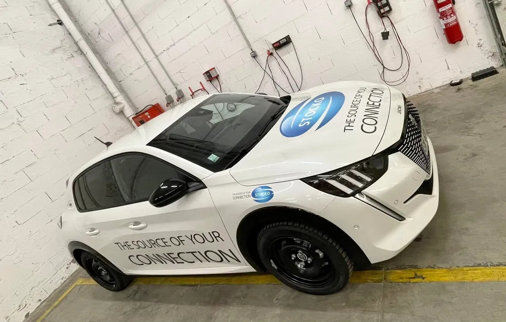 Marquage publicitaire et pose de film micro-perforé, à Andlau proche de Sélestat, pour le véhicule commercial de l'entreprise Stocko Contact