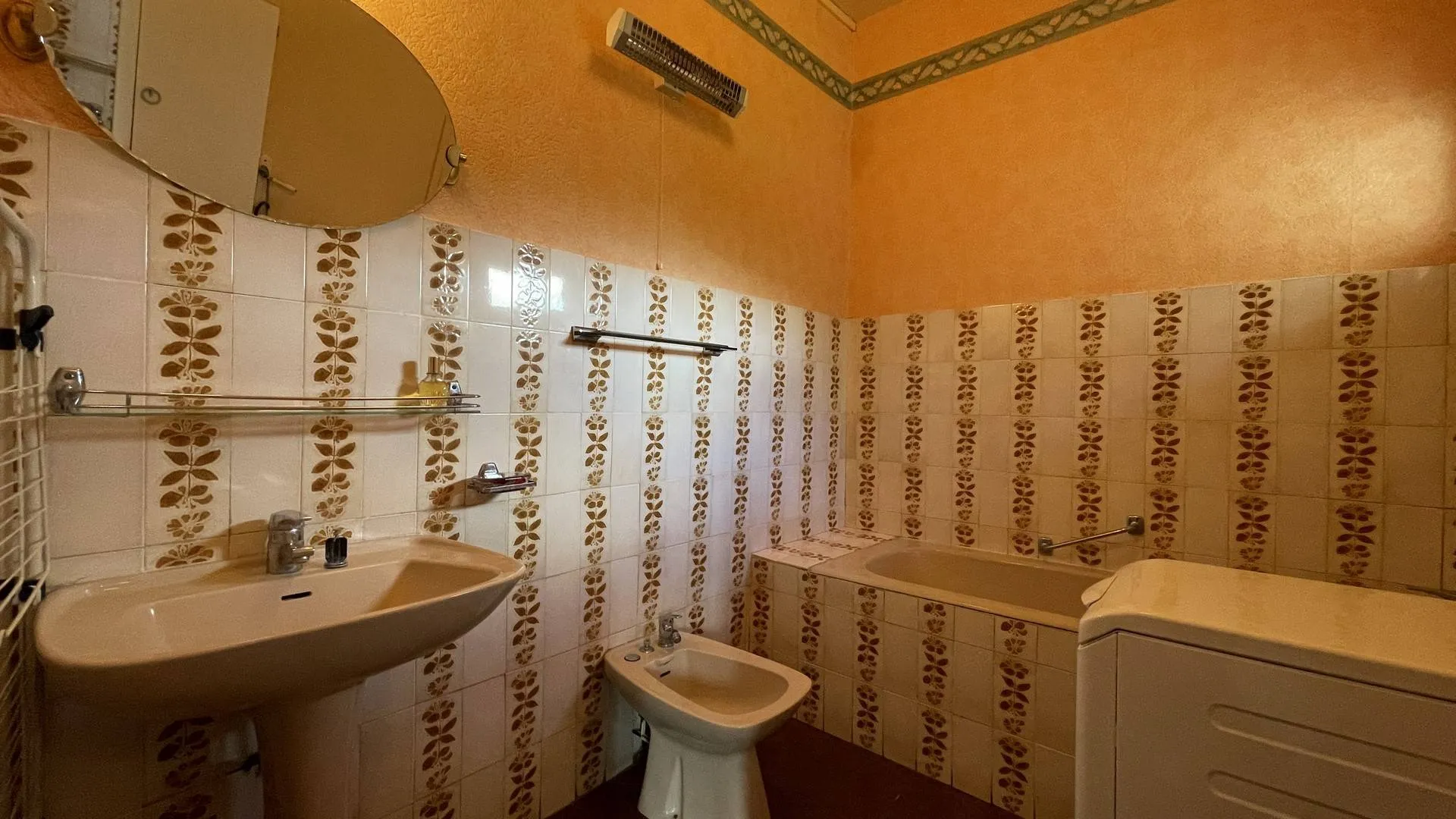 **Maison de campagne à vendre** : Terres et Demeures De Normandie vous propose une maison de maître dans un cadre verdoyant et paisible à Saint-Saëns.