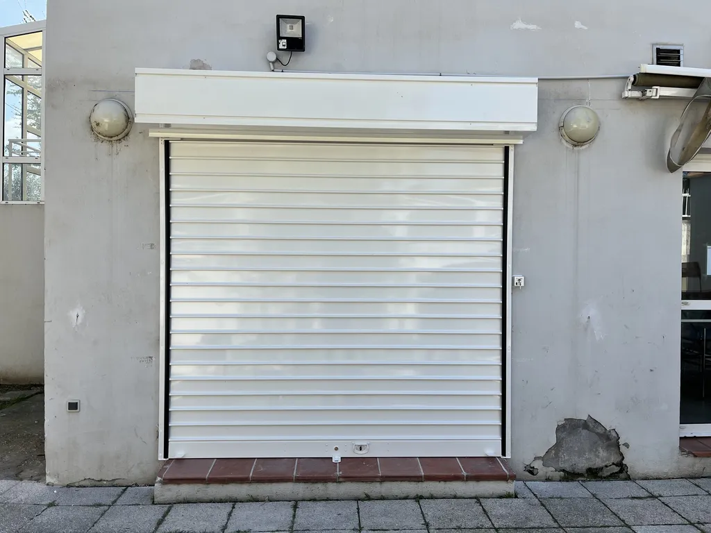 Remplacer une ancienne porte par un rideau métallique à lames pleines à Aix-en-Provence proche d’Aix-les-Milles