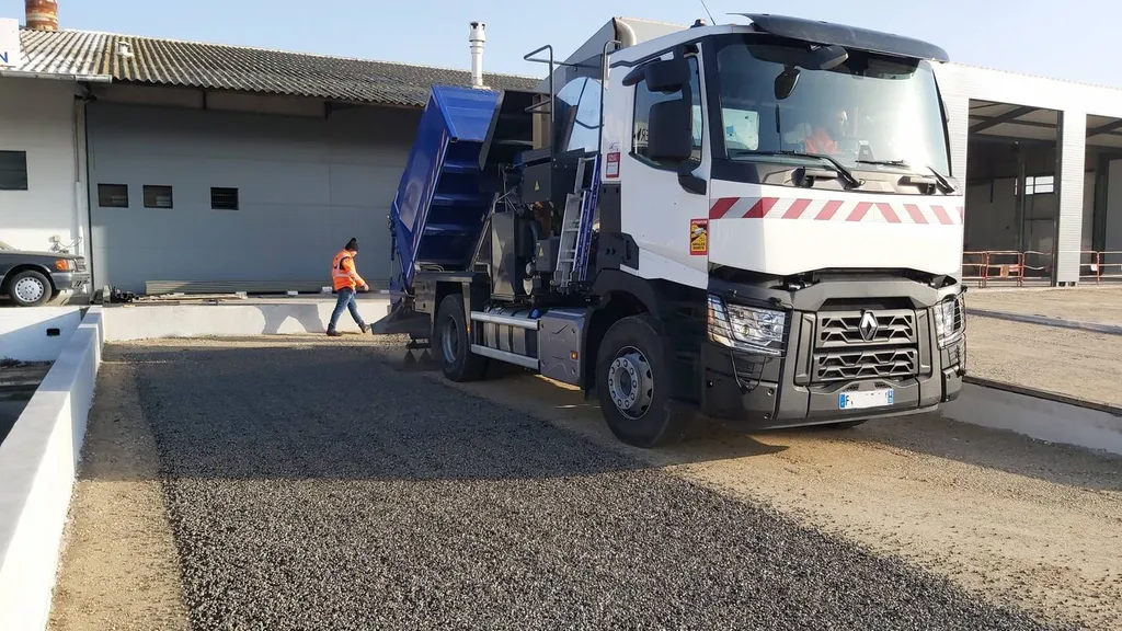 Réfection en gravillonnage bicouche du parking d'un garage à Chateaurenard dans les Bouches du Rhône