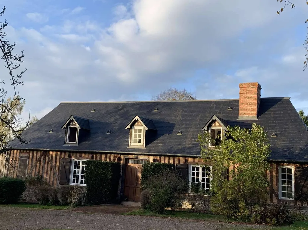 A vendre dans le PAYS D'AUGE (CALVADOS)  : PROPRIETE DE 31 HA avec MAISONS EN COLOMBAGES