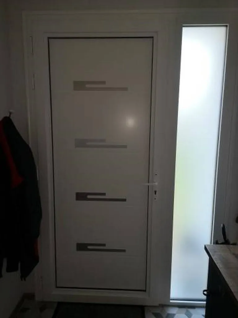 Pose d'une porte d'entrée sur le Neubourg 27