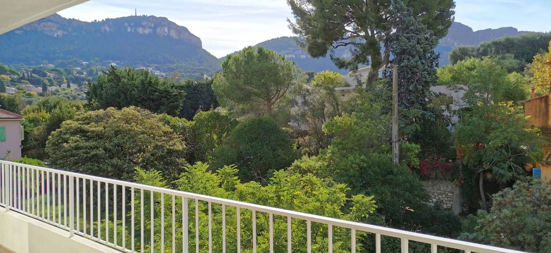 Vente appartement T3 Cassis à proximité immédiate du port entièrement refait en dernier étage dans petite résidence sécurisée