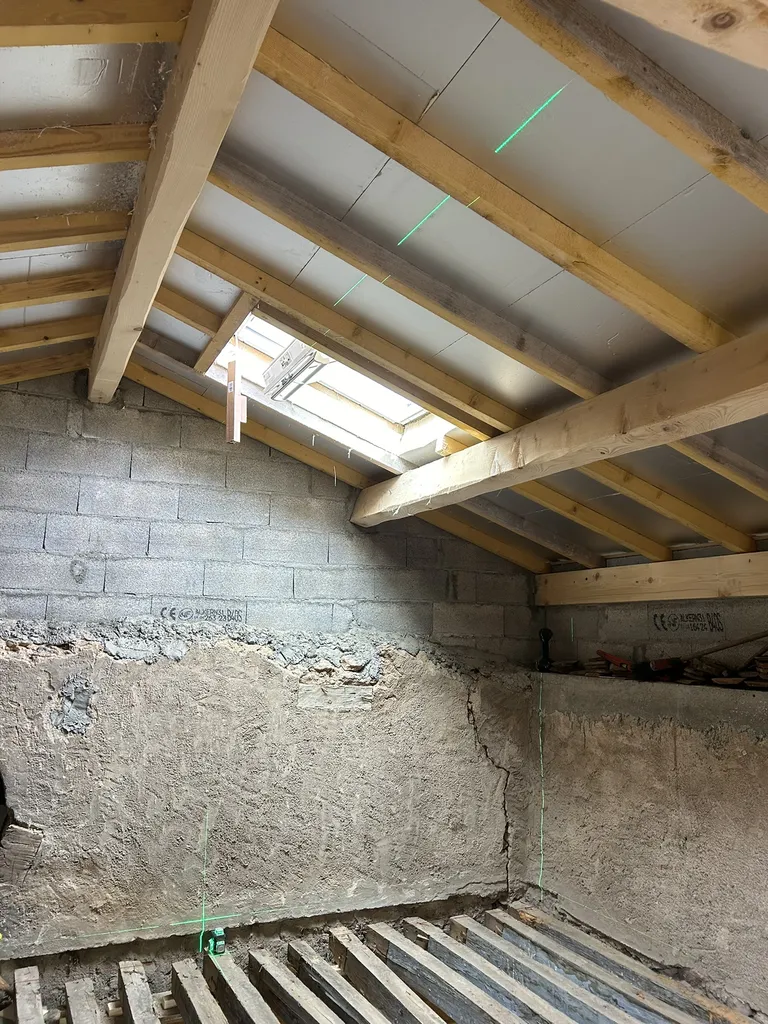 Charpente avec isolation par l’extérieur type sarking pour améliorer la performance énergétique