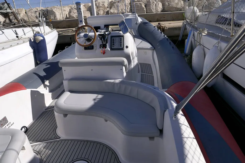 Intérieur de notre bateau l'arche de Chloé pour visiter le Parc National des Calanques